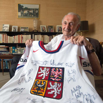 Legendární hokejista Vladimír Zábrodský by se dožil sta let. Na snímku s dresem národního týmu během oslav svých devadesátin.