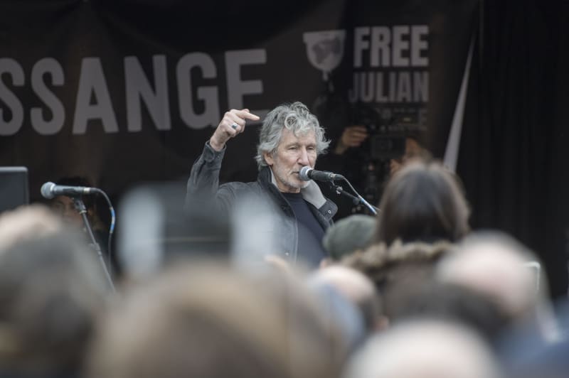 Nejen hudebník, ale i aktivista: Roger Waters na shromáždění na podporu spoluzakladatele WikiLeaks Juliana Assange