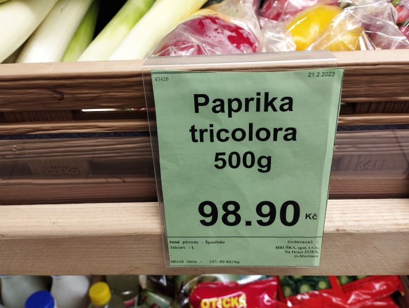 Papriky za 197,80 Kč za kilogram. Všední realita v jedné ze samoobsluh v Ostravě-Porubě.