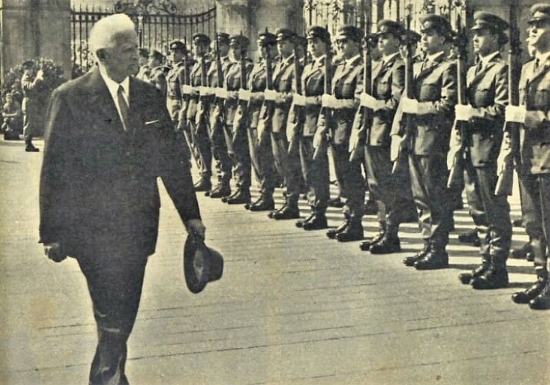 Generál Ludvík Svoboda prezidentem. Na Pražském hradě v září 1968. Časopis Mladý svět z roku 1968, ze sbírek Národní knihovny v Praze.