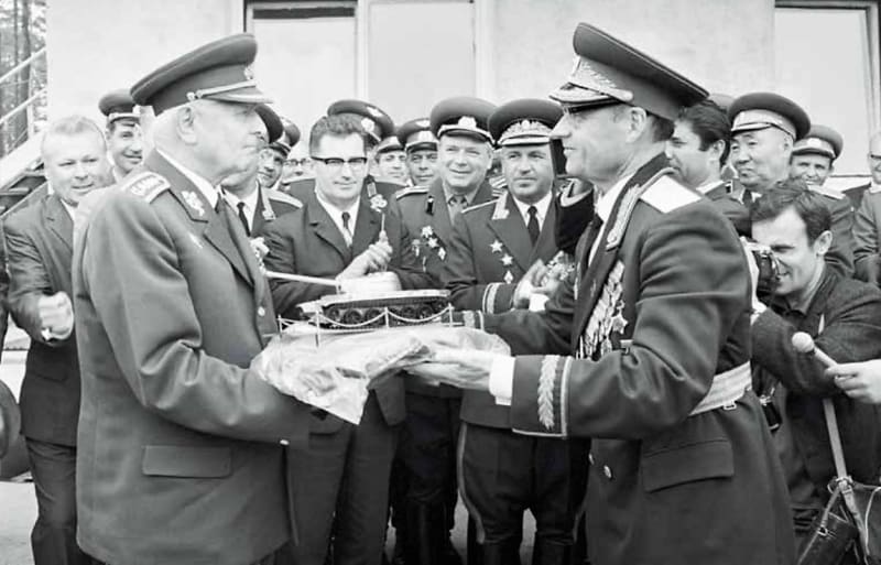 Prezident a generál Ludvík Svoboda se brzy po okupaci z 21. srpna 1968 poddal Kremlu. Na snímku z května 1969 přijímá dar v podobě tanku od velitele sovětských okupačních vojsk ve středočeských Milovicích.