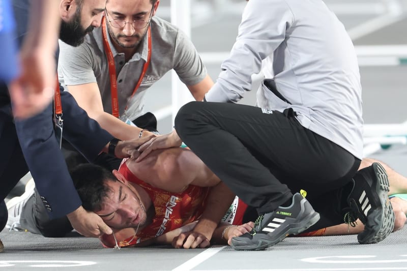 Španělský překážkář Enrique Llopis skončil po pádu ve finále v nemocnici.