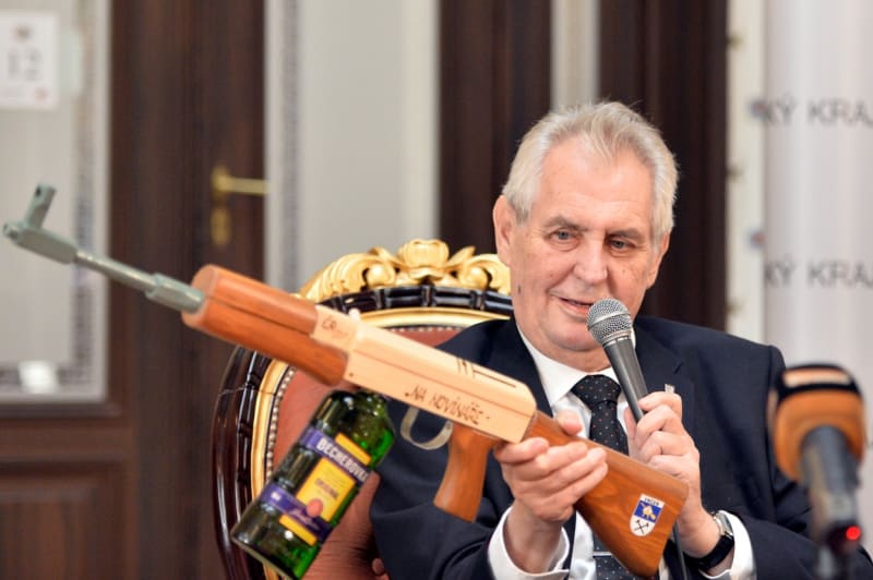 Prezident Miloš Zeman dostal netradiční dárek při své návštěvě Plzeňského kraje (20. 10. 2017).