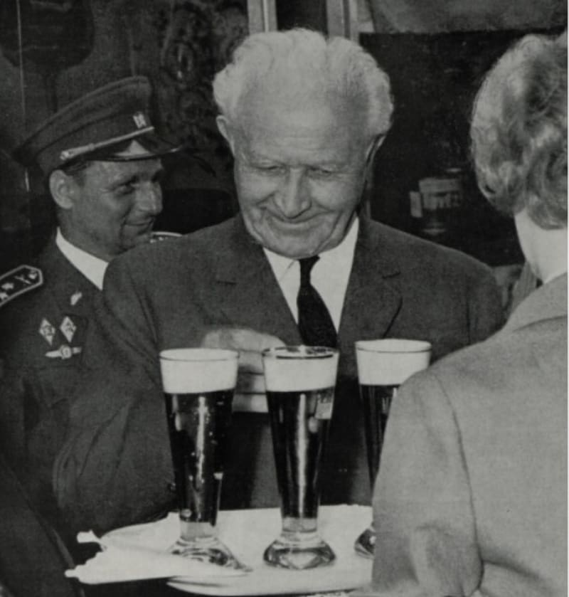 Z knihy Plzeňský pivovar v obrazech, 1972. Prezident ochutnává plzeňské pivo, vypil prý jen několik hltů.