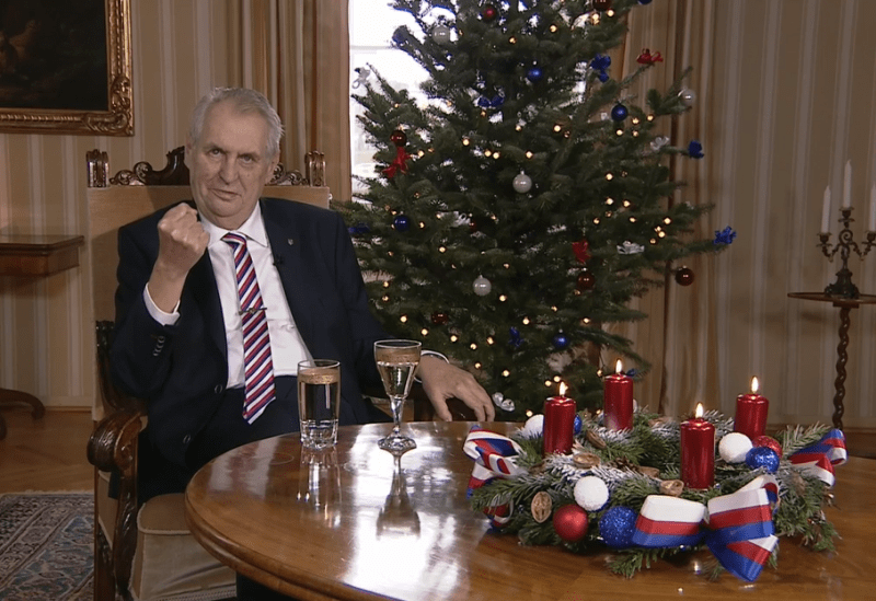 Prezident Miloš Zeman zaťal pět ve svém vánočním projevu (26. prosince 2017).