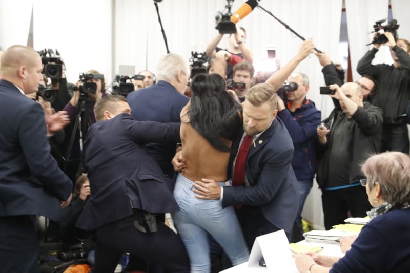 Prezident Miloš Zeman byl napaden ukrajinskou aktivistkou ve volební místnosti (12. 1. 2018).