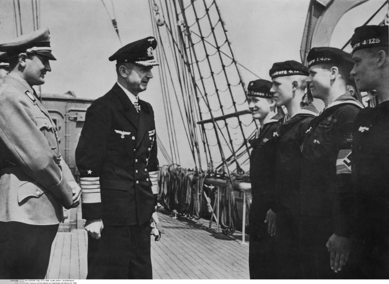 Velitel nacistické Kriegsmarine velkoadmirál Karl Dönitz na inspekci na palubě školní plachetnice Horst Wessel