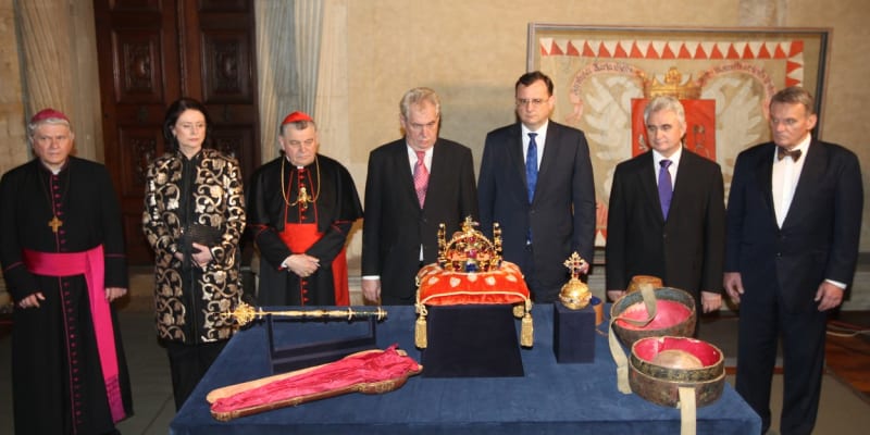 Prezident Miloš Zeman si prohlíží korunovační klenoty (9. 5. 2013).