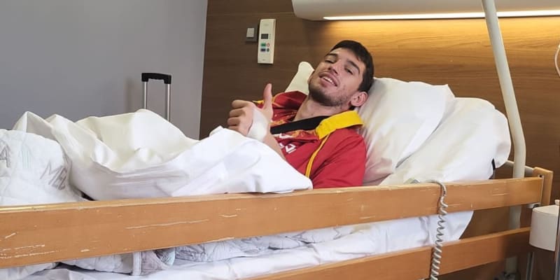Španělský překážkář Enrique Llopis skončil po pádu ve finále v nemocnici.