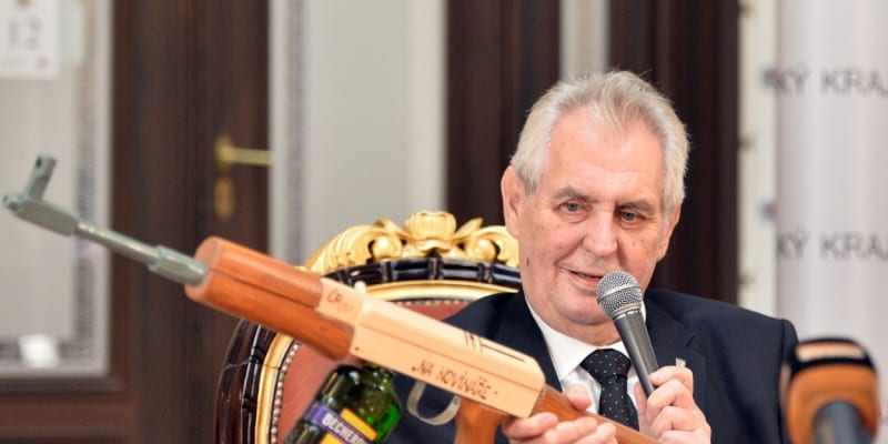 Prezident Miloš Zeman dostal netradiční dárek při své návštěvě Plzeňského kraje (20. 10. 2017).
