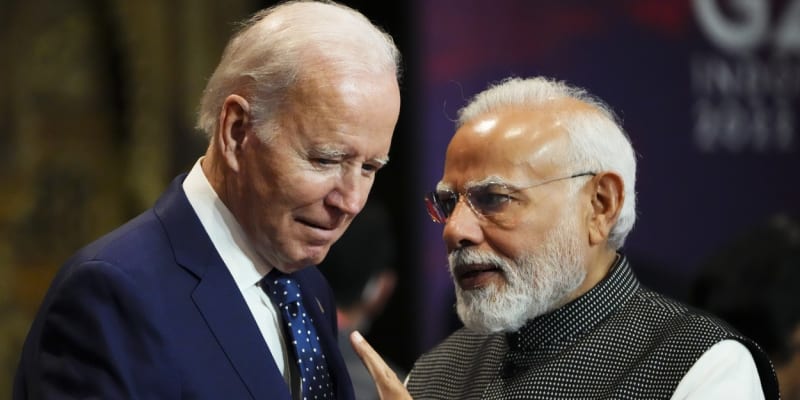 Americký prezident Joe Biden a indický premiér Nárendra Módí na summitu G20 (15. 11. 2022)