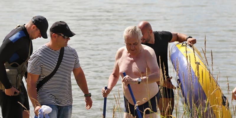 Prezident Miloš Zeman na dovolené na Vysočině většinou nevynechal odpočinek na nafukovacím člunu.