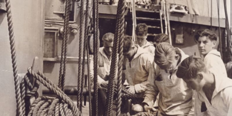 Příslušníci Hitlerjugend cvičí na palubě školní lodi Horst Wessel