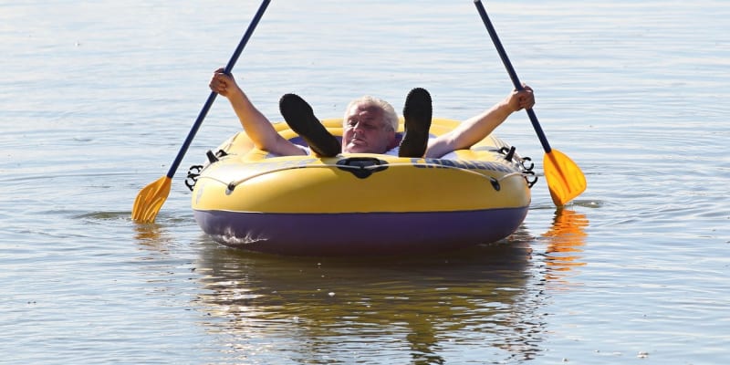 Prezident Miloš Zeman na dovolené na Vysočině většinou nevynechal odpočinek na nafukovacím člunu.