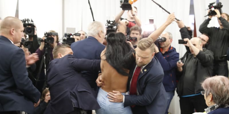 Prezident Miloš Zeman byl napaden ukrajinskou aktivistkou ve volební místnosti (12. 1. 2018).