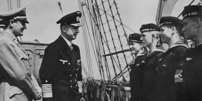 Velitel nacistické Kriegsmarine velkoadmirál Karl Dönitz na inspekci na palubě školní plachetnice Horst Wessel