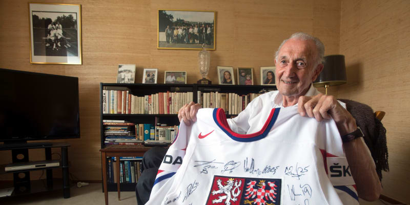 Legendární hokejista Vladimír Zábrodský by se dožil sta let. Na snímku s dresem národního týmu během oslav svých devadesátin.