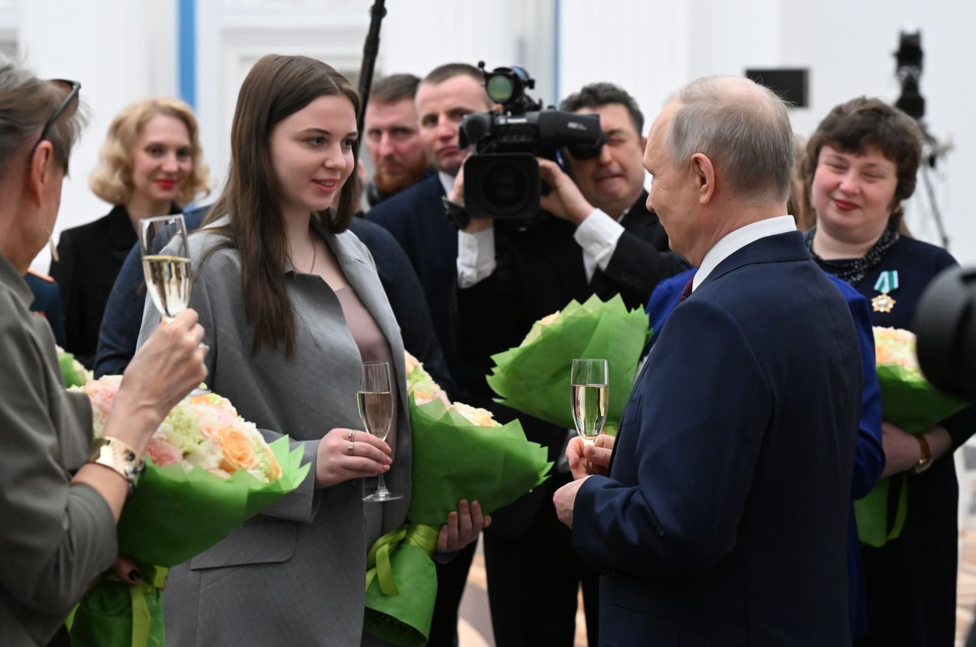 Vladimir Putin obdaroval ruské ženy květinami k Mezinárodnímu dni žen. Pomlčel o svém loňském slibu, že nepovolá ruské muže do války.