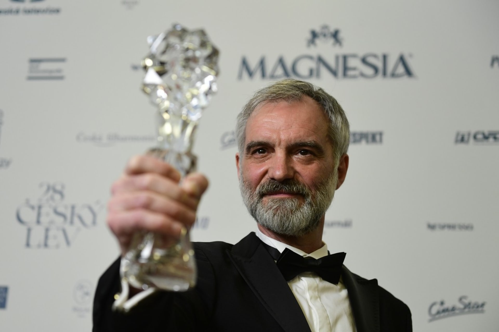 Ivan Trojan se soškou Českého lva. Šarlatán se stal nejlepším filmem roku 2020.