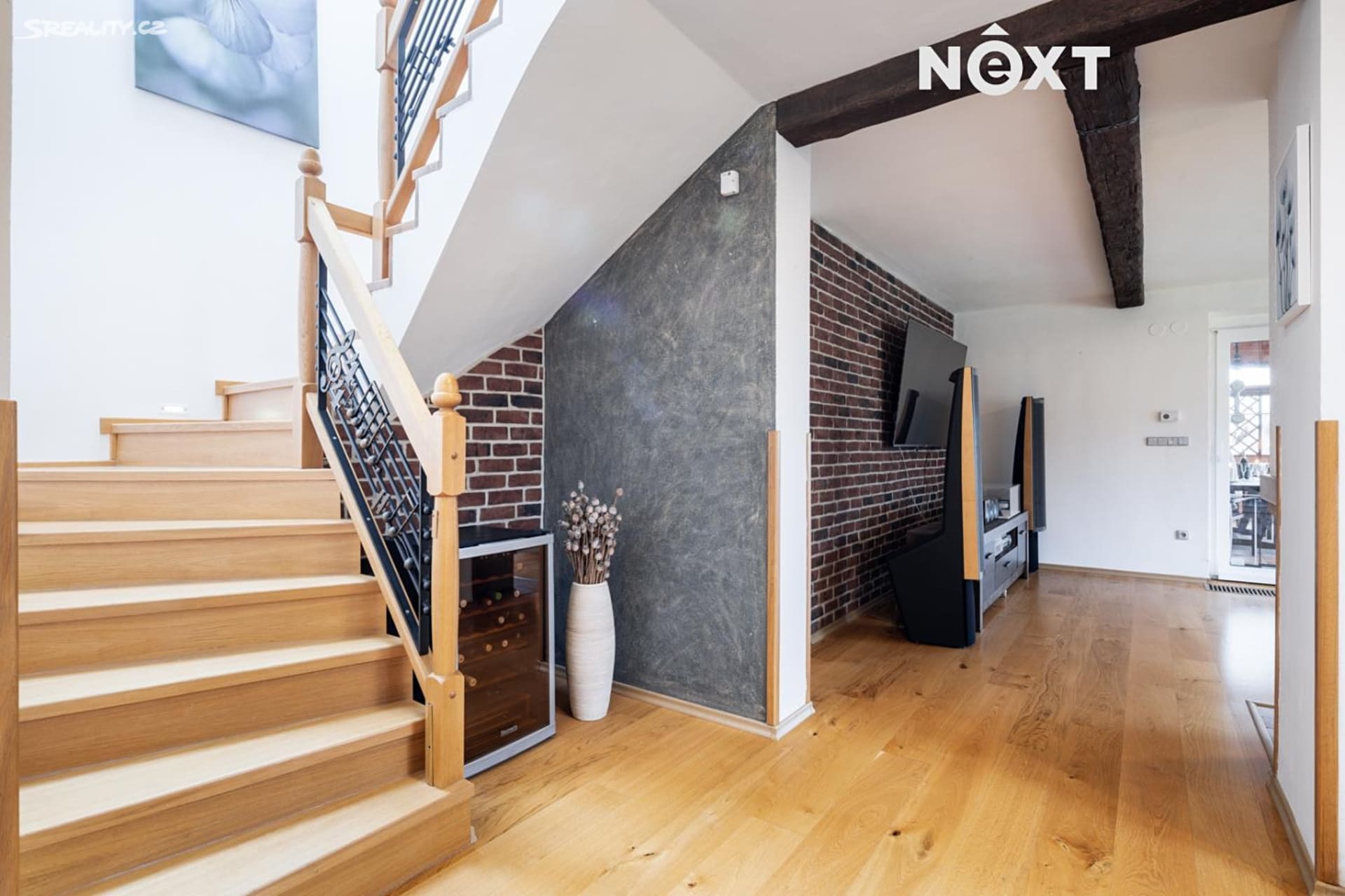 Petr Kolář prodává dům: vedle koupelny se po schodech dostanete do horního patra.