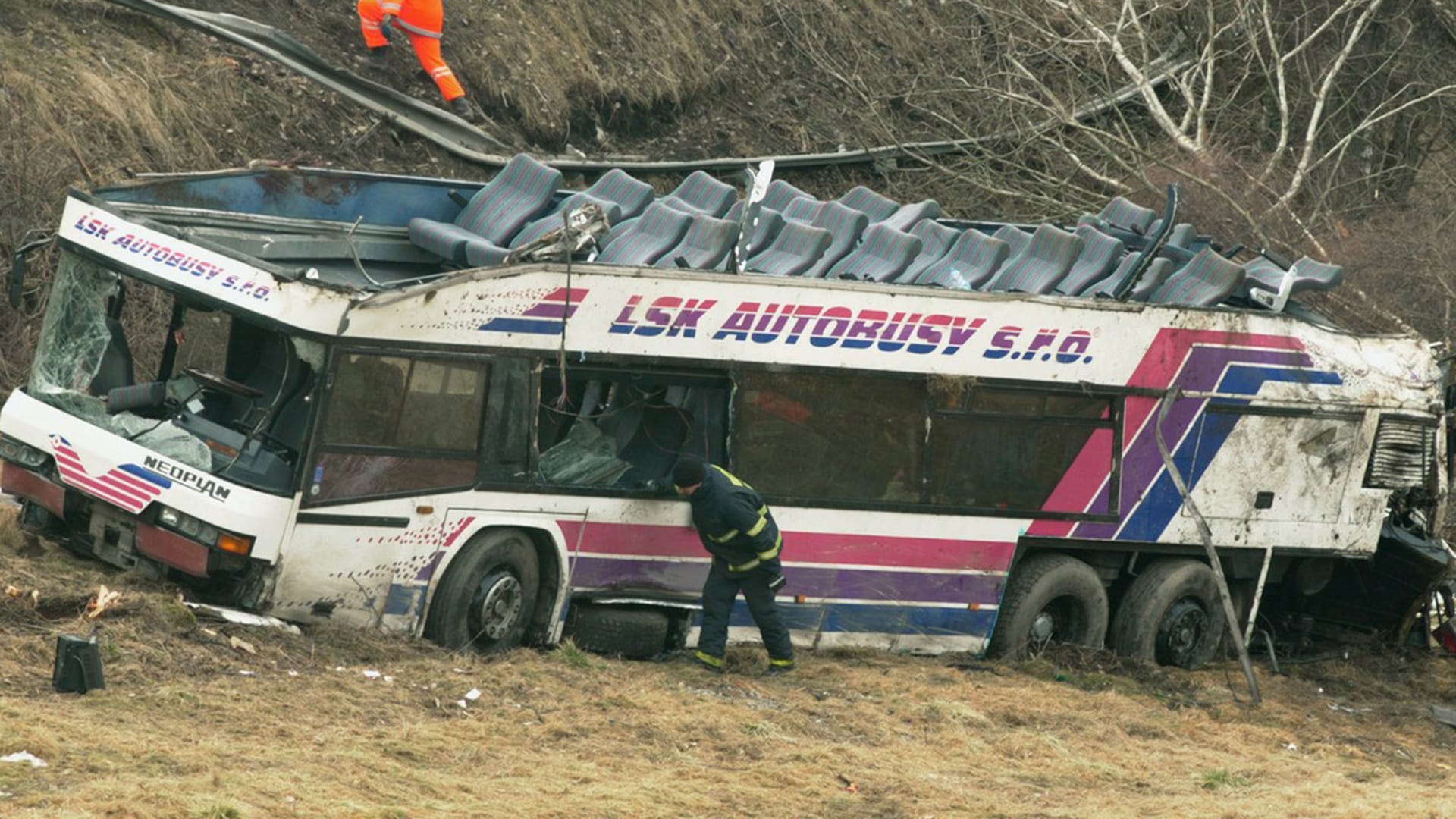 Autobus poté, co vyletěl ze silnice