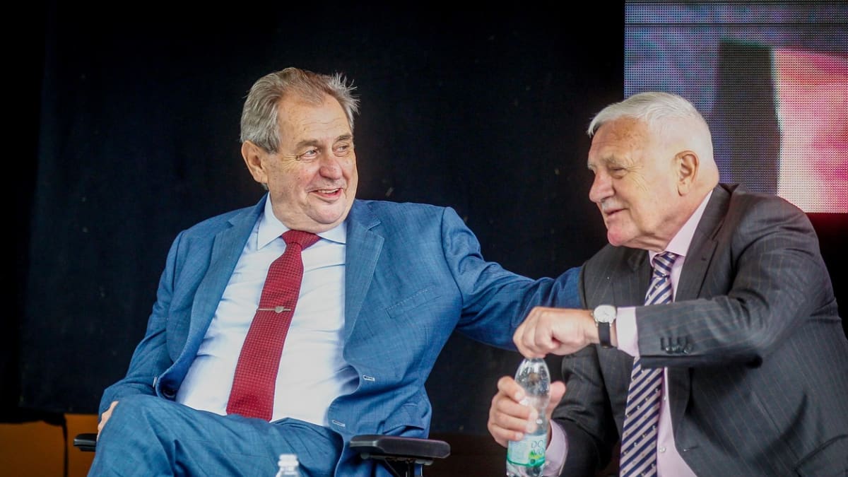 Bývalí prezidenti Miloš Zeman a Václav Klaus