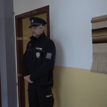 Policisté vyšetřují vraždy a sebevraždu v bytě ve Valašském Meziříčí. 