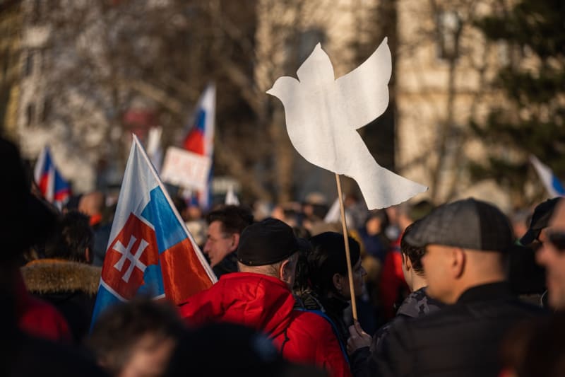 Slovenské „Pochody za mír“ jsou jasně proruské a cílí nejen proti Ukrajině, ale i proti politice prezidentky Zuzany Čaputové a vládě premiéra v demisi Eduarda Hegera.