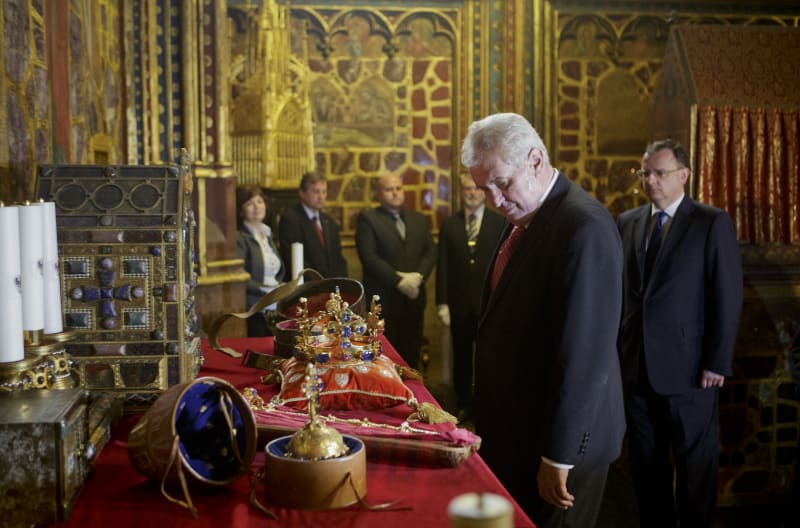 Miloš Zeman si v roce 2013 prohlíží korunovační klenoty.