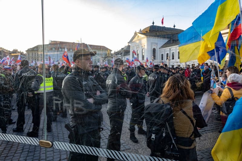 „Pochody za mír“ měly i své odpůrce. Například v Bratislavě se s nimi potkali příznivci Ukrajiny. Obě skupiny musela oddělovat policie.
