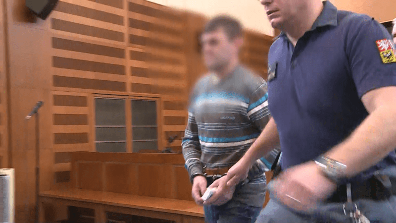 Ukrajinec těhotnou expřítelkyni škrtil lanem, hrozí mu až dvacet let za mřížemi.