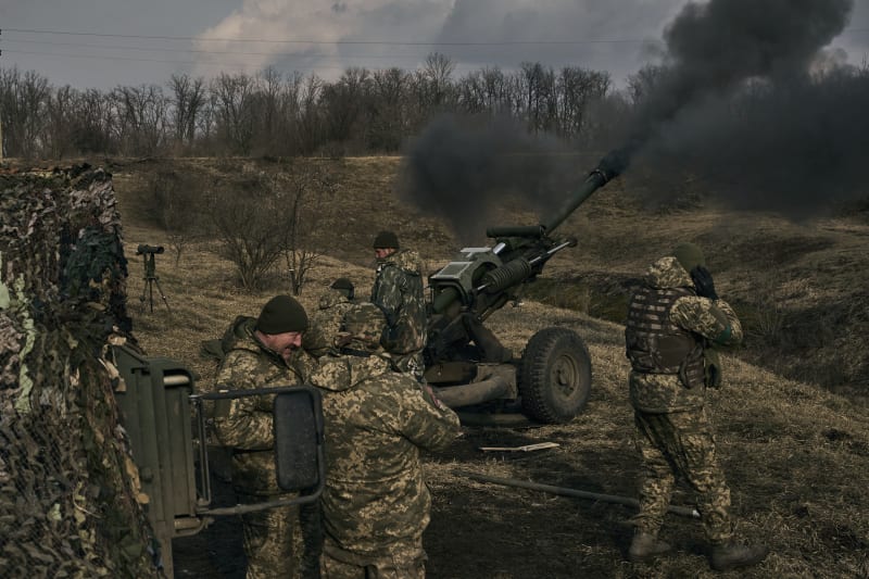 Ukrajinští vojáci pálí na pozice ruských okupantů.