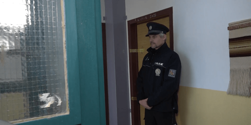 Policisté vyšetřují vraždy a sebevraždu v bytě ve Valašském Meziříčí. 