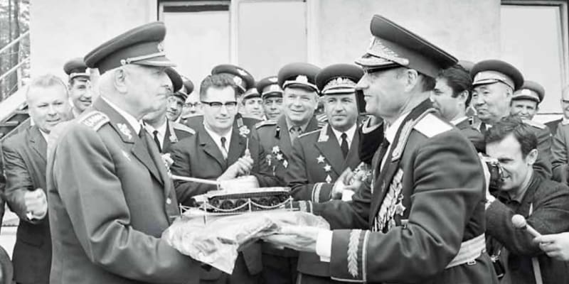 Prezident a generál Ludvík Svoboda se brzy po okupaci z 21. srpna 1968 poddal Kremlu. Na snímku z května 1969 přijímá dar v podobě tanku od velitele sovětských okupačních vojsk ve středočeských Milovicích.