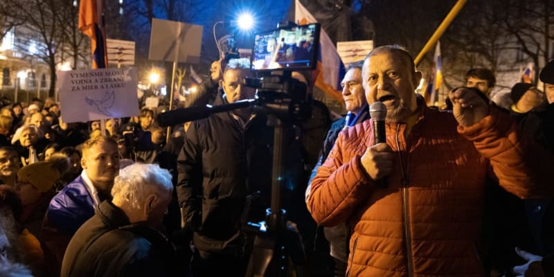 Bývalý slovenský ministr spravedlnosti Štefan Harabin (vpravo s mikrofonem) je jedna z tváří proruských demonstrantů v zemi. Je znám svými kontroverzními názory.