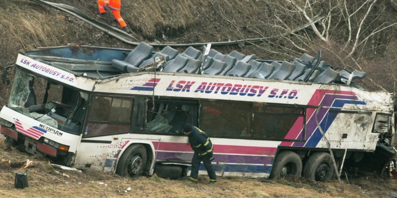 Autobus poté, co vyletěl ze silnice