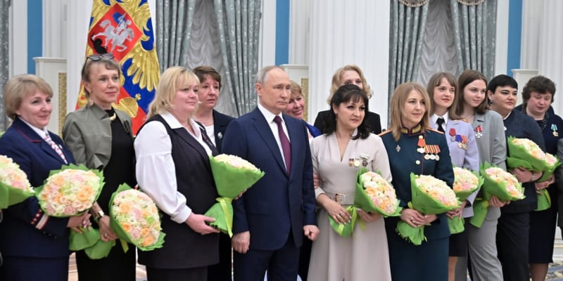 Vladimir Putin obdaroval ruské ženy květinami k Mezinárodnímu dni žen. Pomlčel o svém loňském slibu, že nepovolá ruské muže do války.