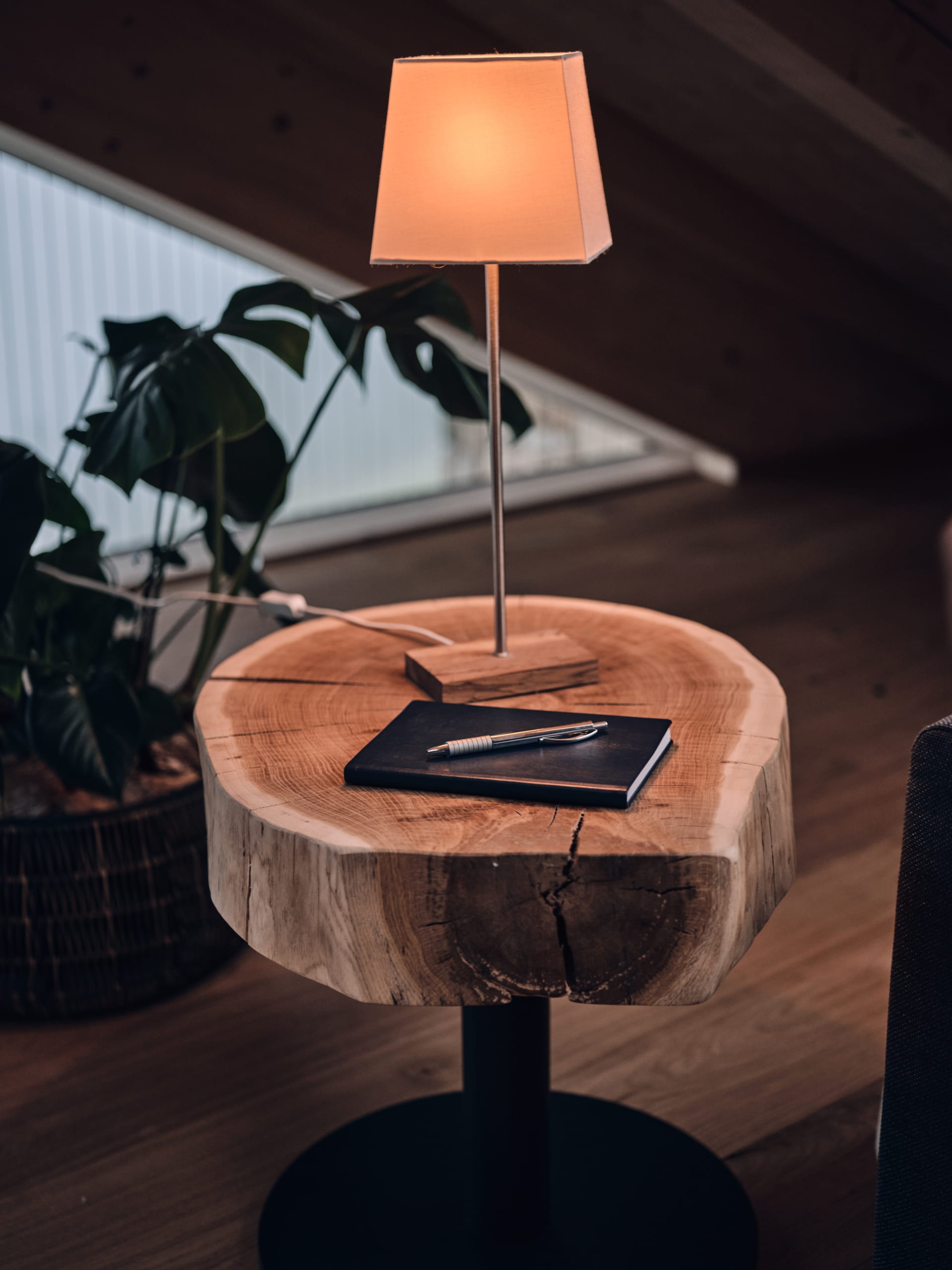Moderní dřevěný stoleček