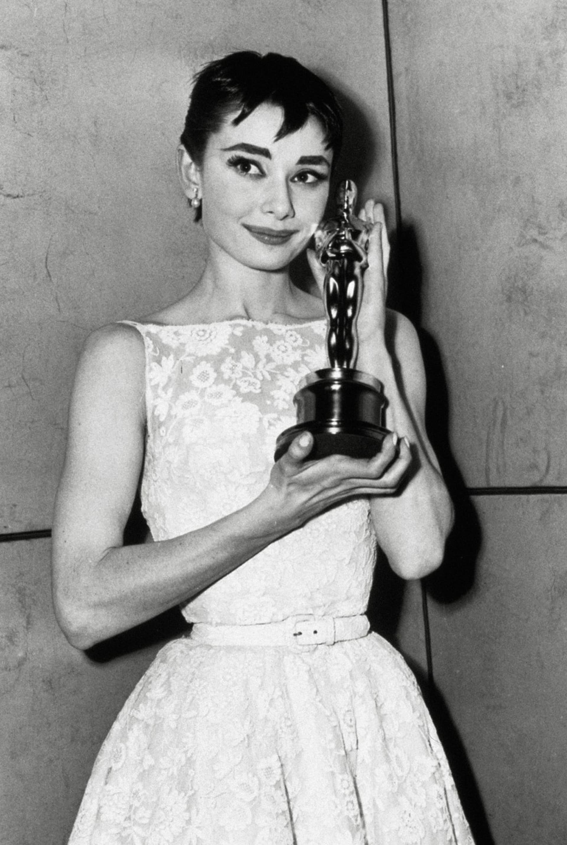 Prvního Oscara slavná herečka převzala právě v šatech od Givenchyho.