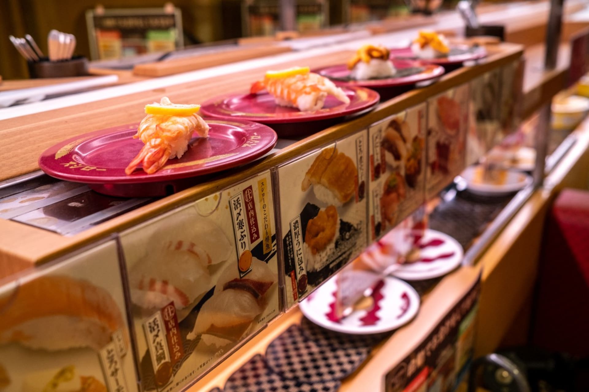 Restaurace s running sushi se stávají terčem nehygienických „teroristů“. (Ilustrační foto)