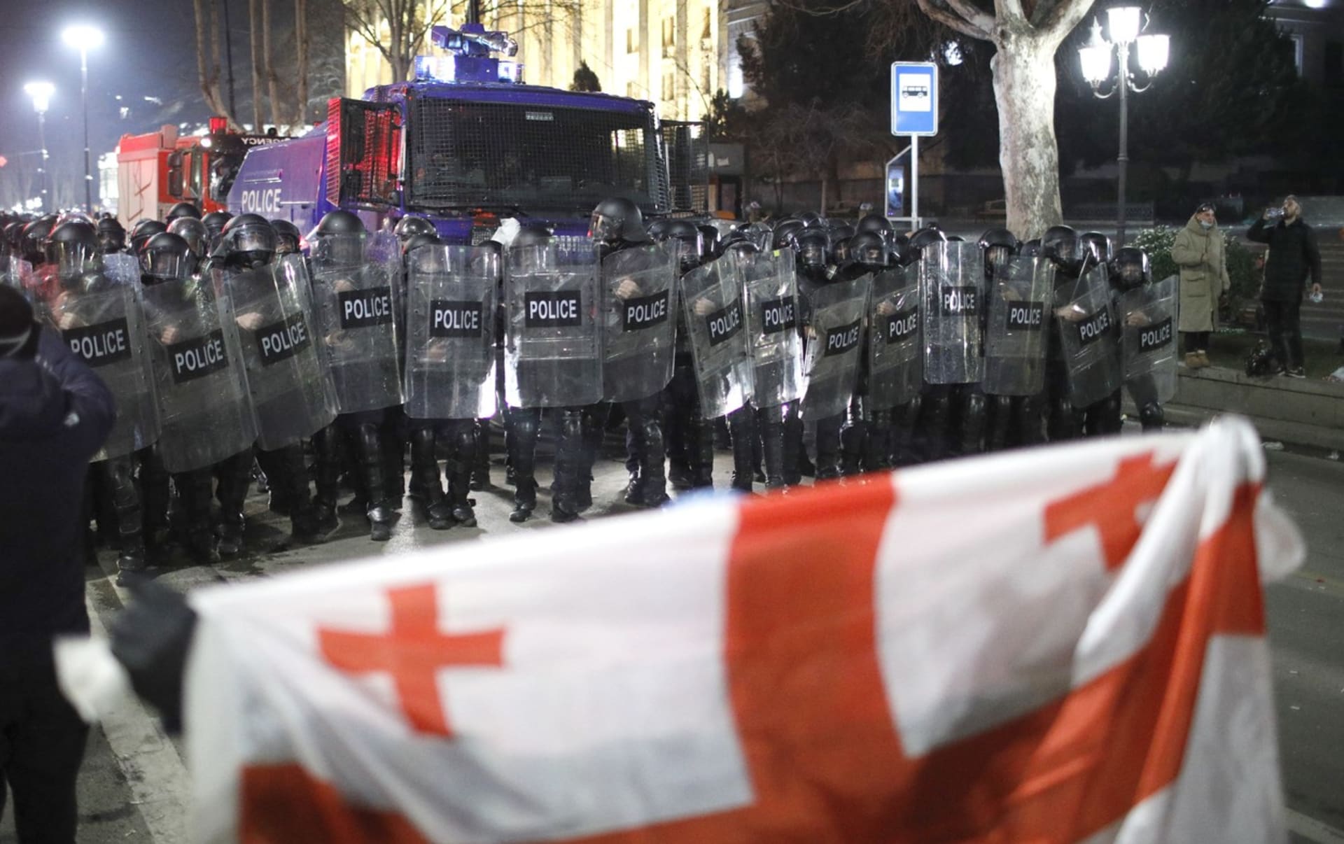 Proti demonstrantům vyrazila pořádková policie (8. 3. 2023).
