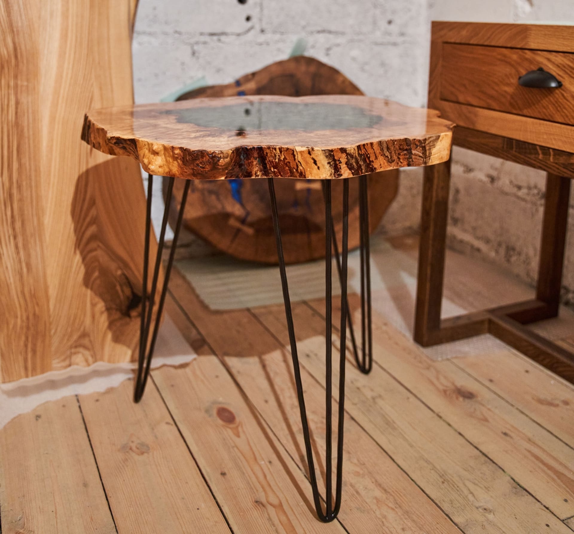 Šikovný stoleček vyrobíte i z tenkého plátu dřeva a kovových nožek