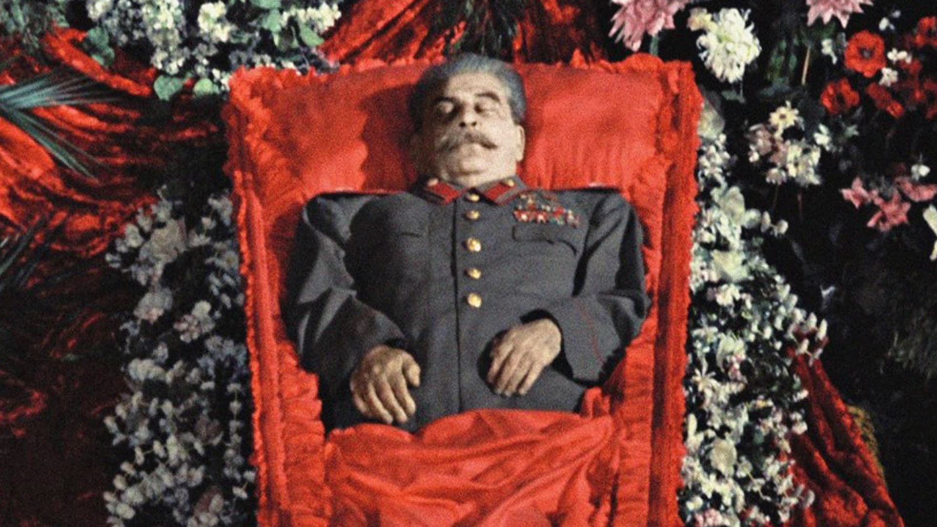 Mrtvý soudruh Stalin v honosné rakvi