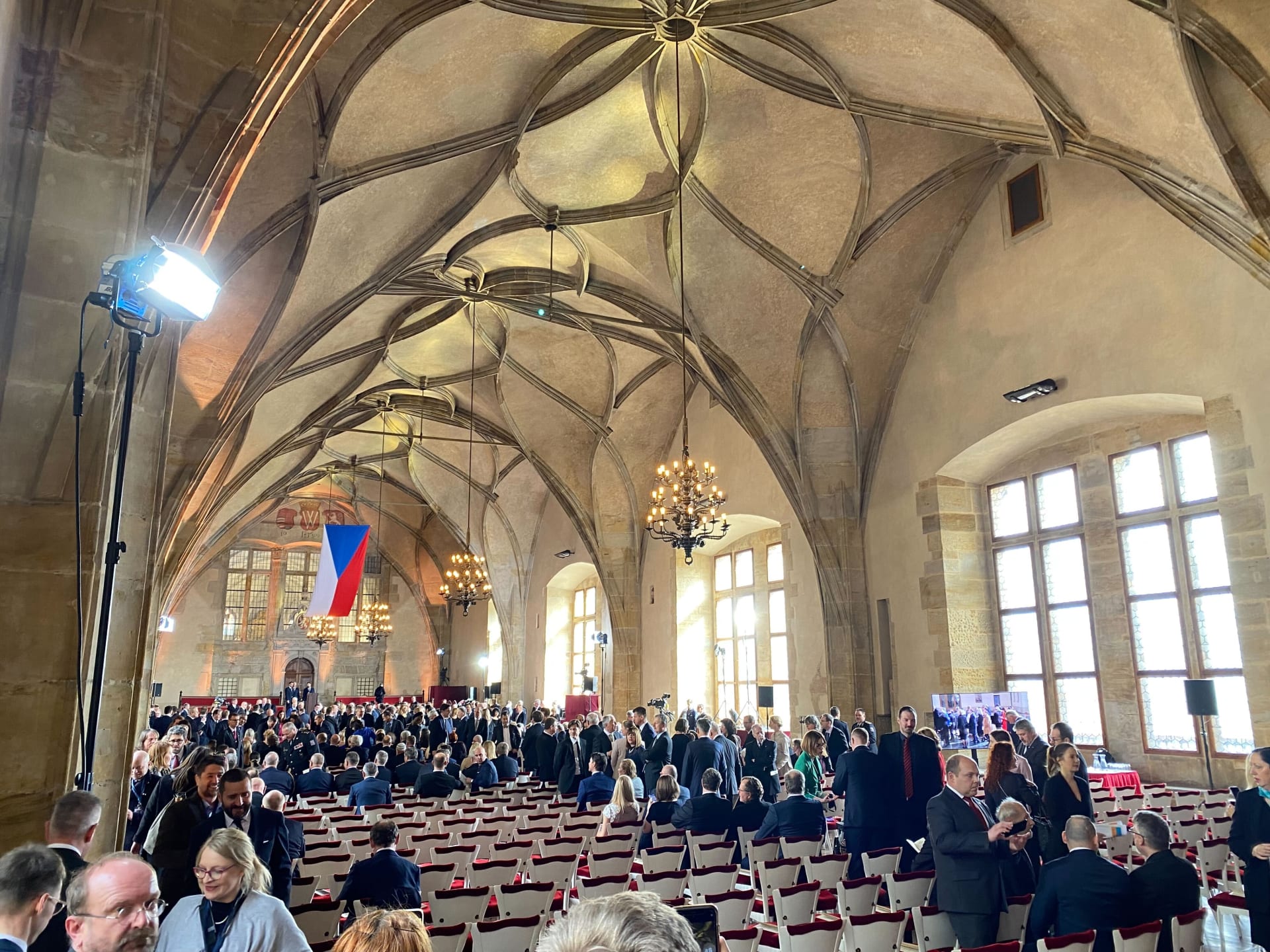 Vladislavský sál se začíná těsně před inaugurací zaplňovat.