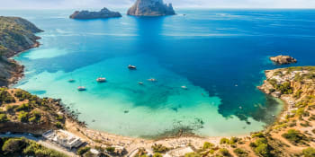 „Horečka lámající kosti“ trápí oblíbený středomořský ostrov. Úřady varují turisty před riziky