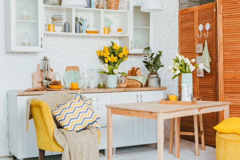 Kuchyňský prostor může od obývacího oddělit i lehký paravan
