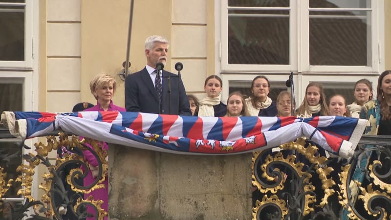 Petr Pavel ve funkci prezidenta mává příznivcům z balkonu