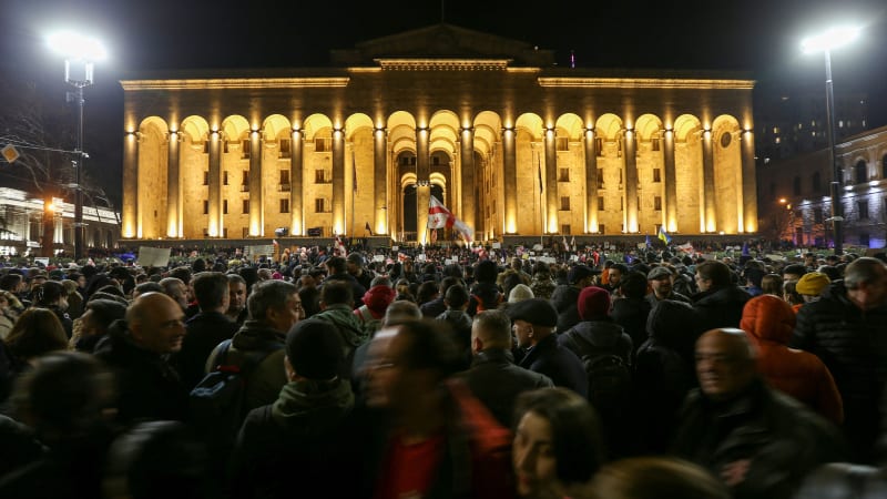 Protesty před budovou gruzínského parlamentu (8. 3. 2023)