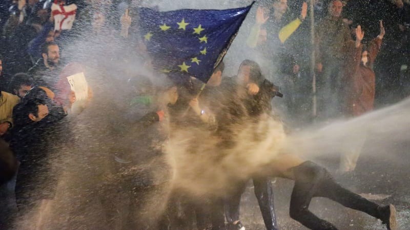 Policisté rozháněli demonstranty v Gruzii vodním dělem (7. 3. 2023).