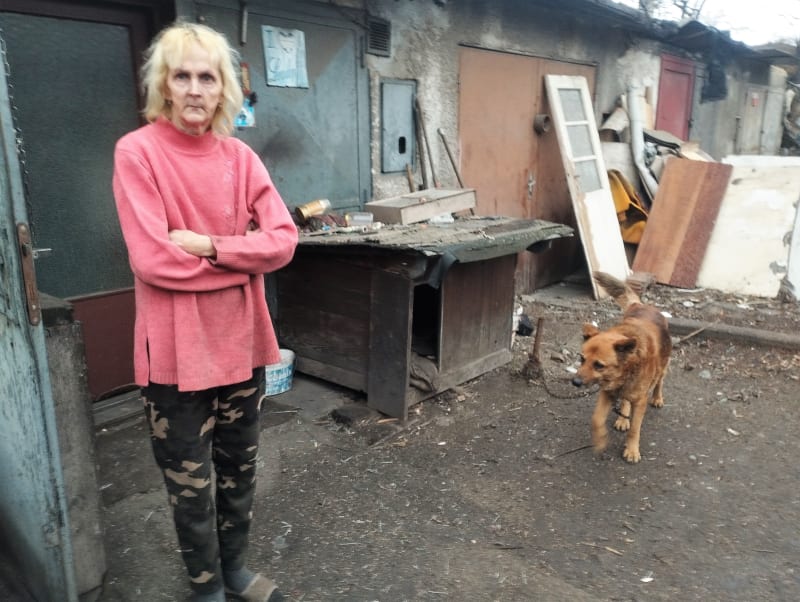 Dagmar Paláková žije už 16 let v jedné ostravské garáži. Asi 10 let i se psem Rexem, který teď umírá na rakovinu, Žena zatím marně shání štěně německého vlčáka.